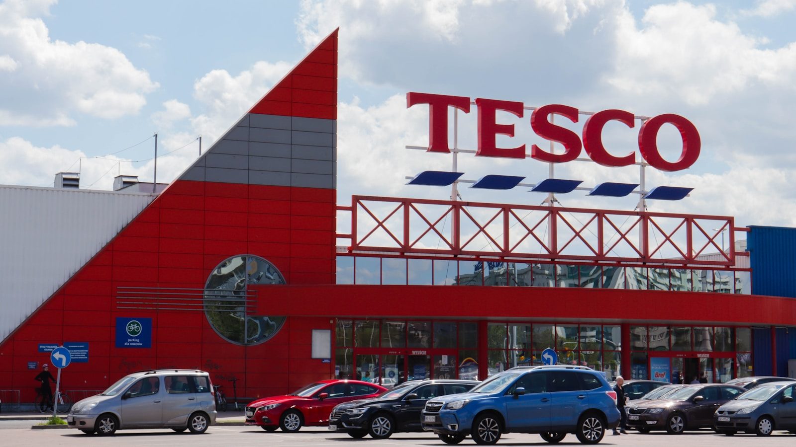 Tesco plans head office restructure with job cuts